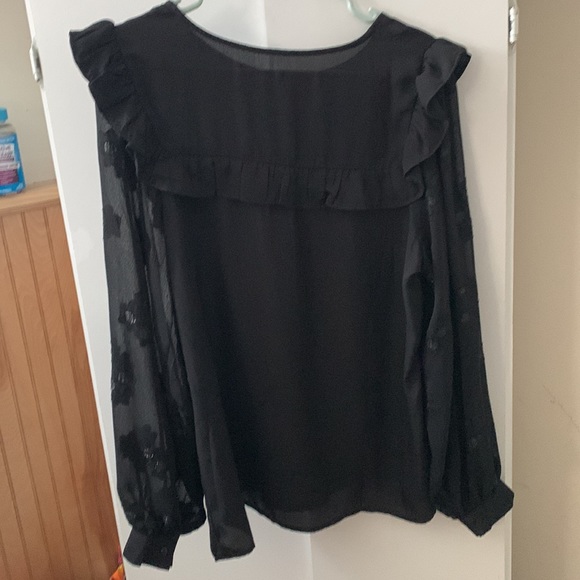 ❤️CUTE RUFFLE BLACK BLOUSE ❤️ - Picture 2 of 7